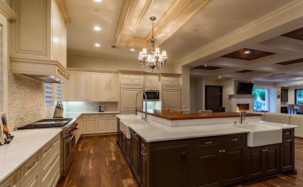 Inspiration for a transitional kitchen in Phoenix.