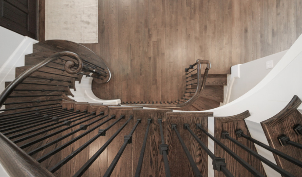 Ispirazione per una grande scala sospesa classica con pedata in legno, alzata in legno verniciato e parapetto in metallo