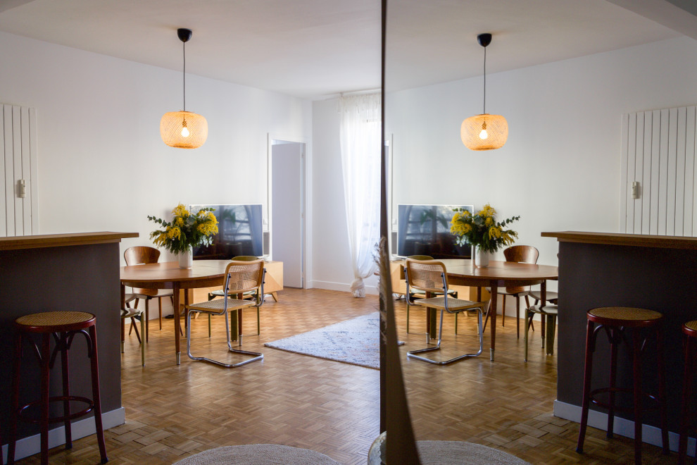 Réalisation d'une grande salle de séjour nordique ouverte avec un bar de salon, un mur blanc, parquet clair, aucune cheminée, un téléviseur indépendant, un sol beige et éclairage.