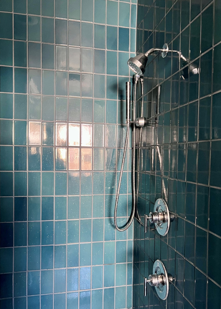 Inspiration för ett stort vintage vit vitt badrum, med blå kakel, porslinskakel, klinkergolv i porslin och svart golv