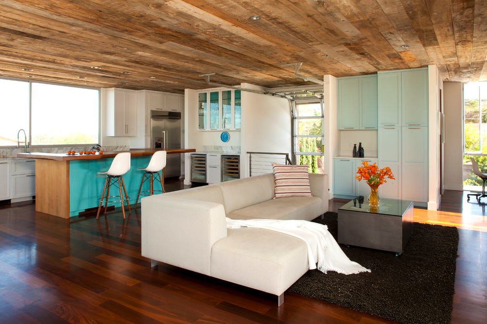 This is an example of a modern open concept living room in Los Angeles.