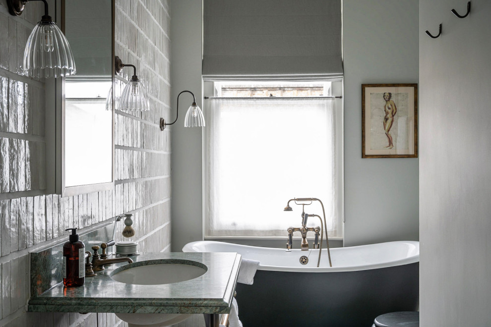 На фото: ванная комната в стиле неоклассика (современная классика) с мраморной столешницей с