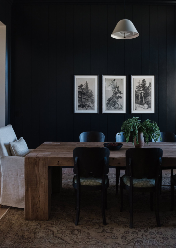 Ispirazione per una sala da pranzo aperta verso la cucina tradizionale con pareti nere