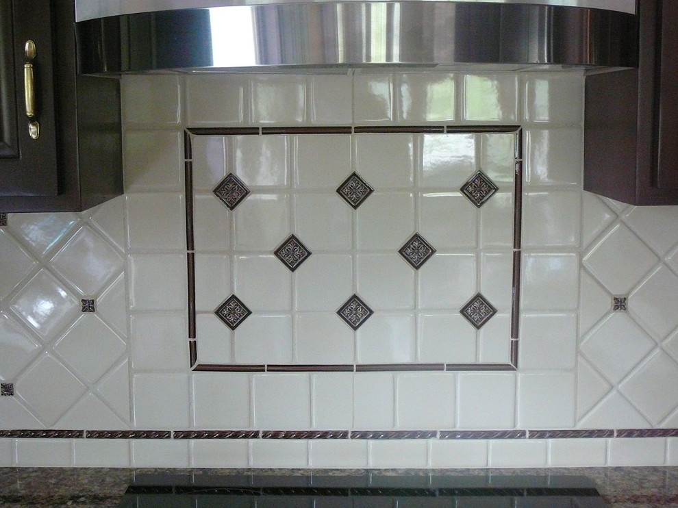 Transitional kitchen photo in Chicago