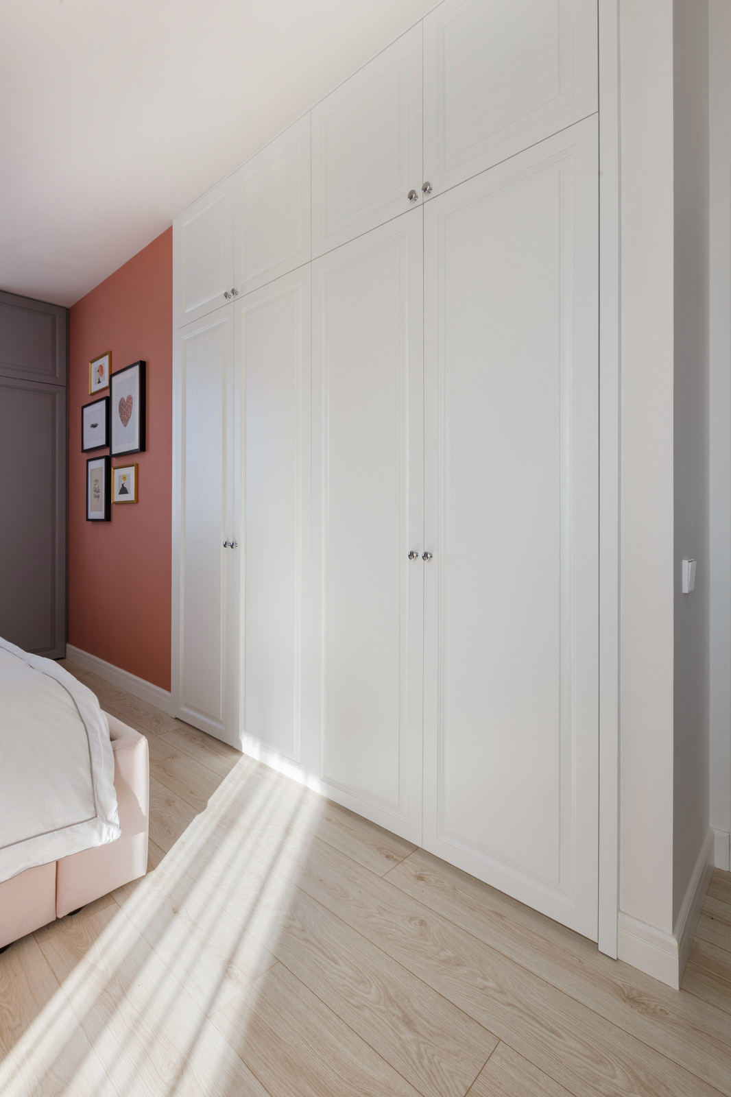 Квартира с радиусными панелями и глубокими цветами