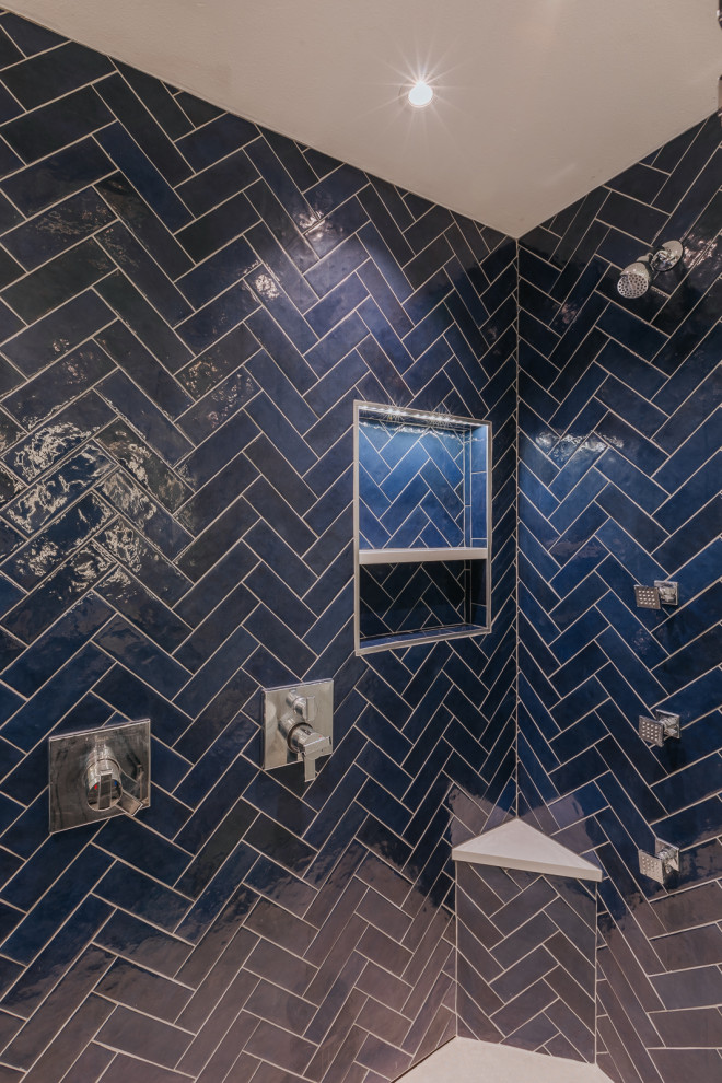 Kleines Modernes Badezimmer En Suite mit grauen Schränken, Duschnische, blauen Fliesen, Keramikfliesen, weißer Wandfarbe, Quarzwerkstein-Waschtisch, Falttür-Duschabtrennung, weißer Waschtischplatte, Wandnische, Doppelwaschbecken und eingebautem Waschtisch in Portland