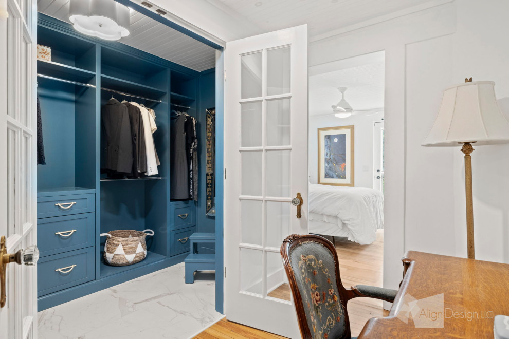 Idées déco pour un dressing room classique de taille moyenne et neutre avec un placard à porte shaker, des portes de placard bleues, un sol en marbre, un sol multicolore et un plafond en bois.