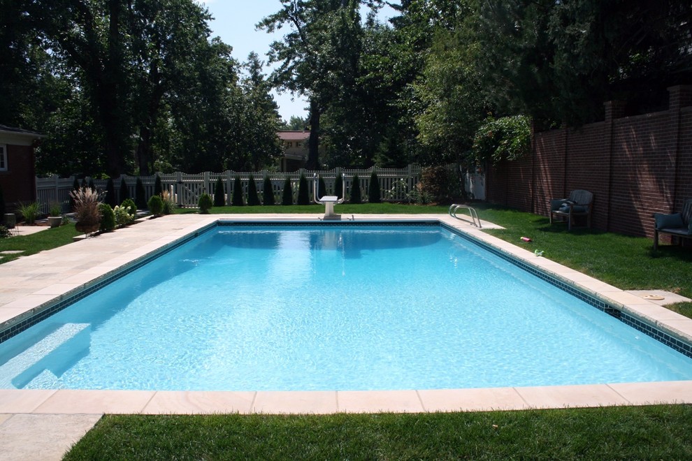 Immagine di una piscina stile rurale rettangolare di medie dimensioni e dietro casa con pavimentazioni in pietra naturale