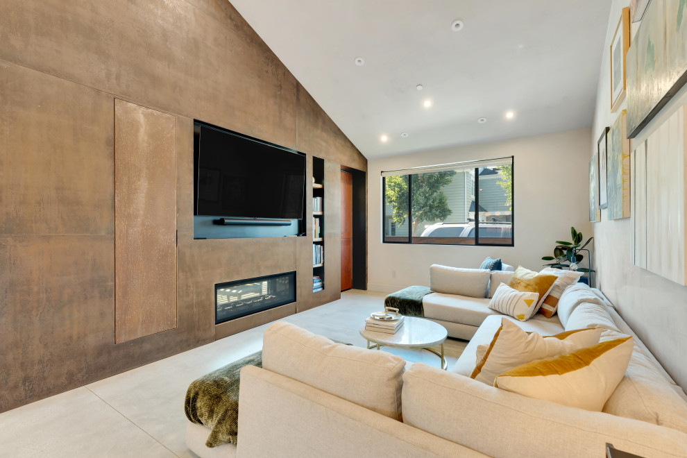 Cette image montre un salon minimaliste de taille moyenne et fermé avec un mur marron, sol en béton ciré, une cheminée double-face, un manteau de cheminée en métal, un téléviseur fixé au mur, un sol gris et du papier peint.