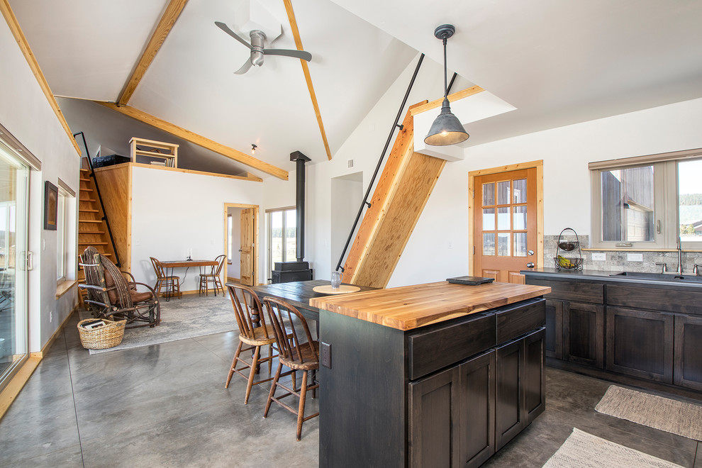 Example of a mountain style home design design in Phoenix
