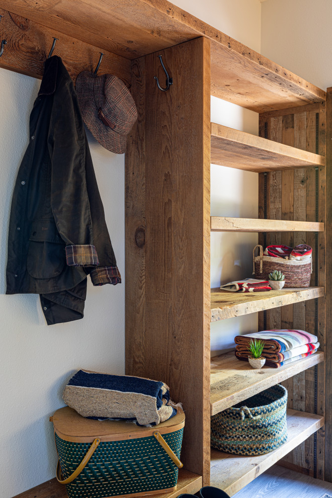 Entryway - rustic entryway idea