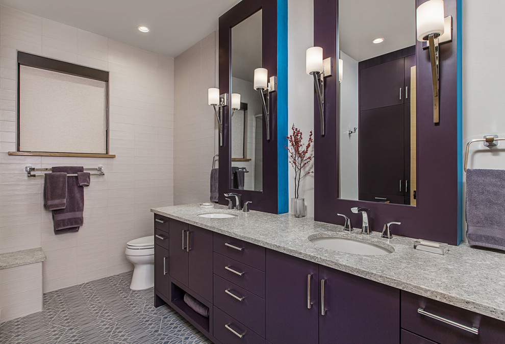 Стильный дизайн: детская ванная комната среднего размера в стиле фьюжн с плоскими фасадами, фиолетовыми фасадами, душем в нише, раздельным унитазом, белой плиткой, керамической плиткой, белыми стенами, полом из мозаичной плитки, врезной раковиной, столешницей из искусственного кварца, серым полом, душем с распашными дверями, серой столешницей, сиденьем для душа, тумбой под две раковины и встроенной тумбой - последний тренд