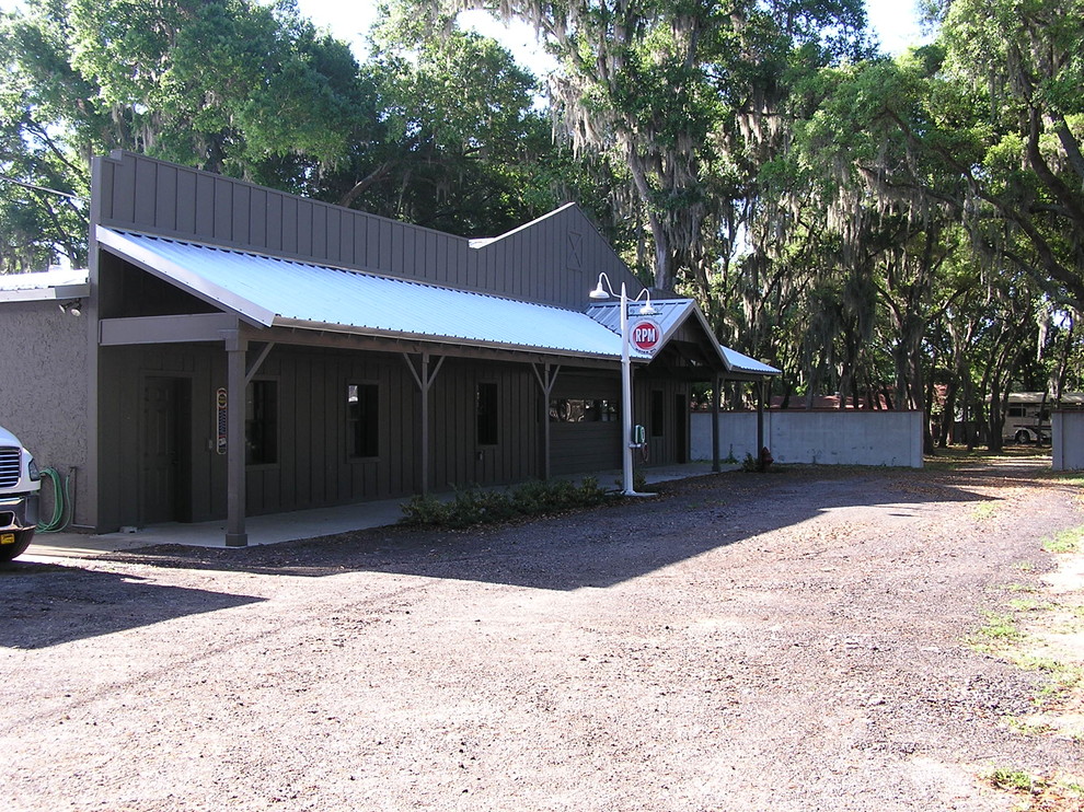 Large country detached three-car workshop in Tampa.