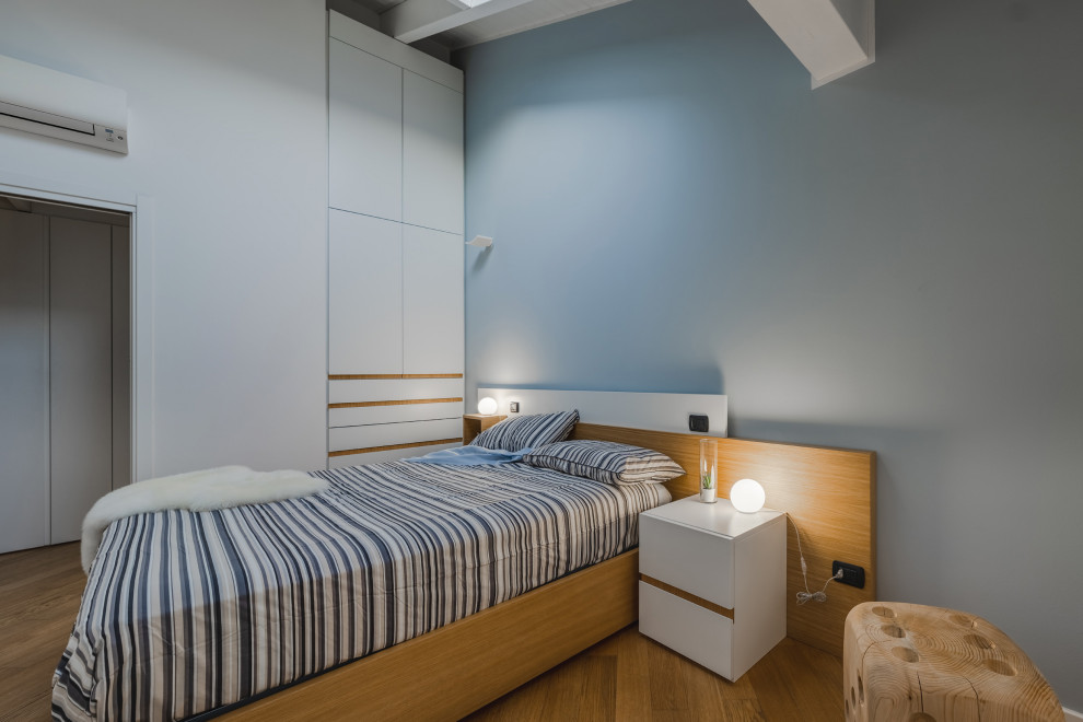 Свежая идея для дизайна: большая хозяйская спальня в скандинавском стиле с разноцветными стенами, светлым паркетным полом, бежевым полом и балками на потолке - отличное фото интерьера