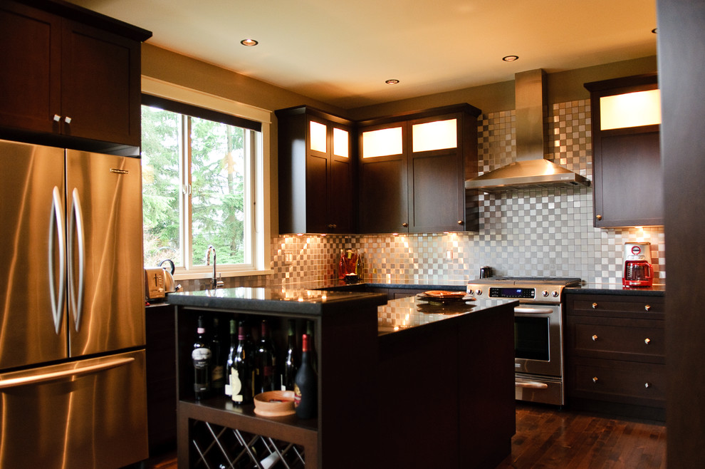 Transitional kitchen photo in Vancouver