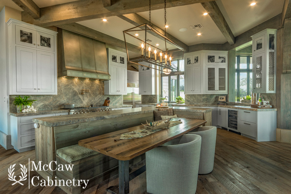 Example of a mountain style home design design in Austin