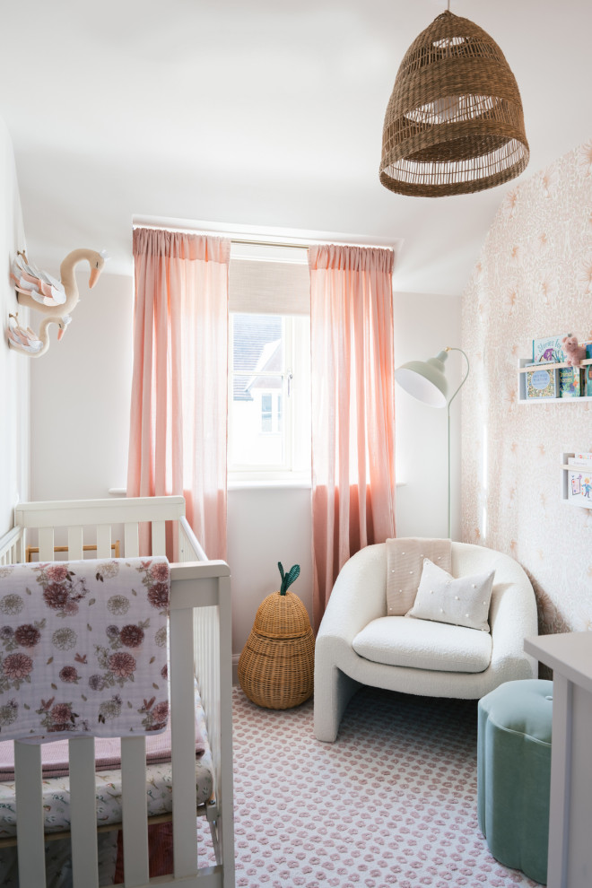 オックスフォードシャーにあるトランジショナルスタイルのおしゃれな赤ちゃん部屋の写真