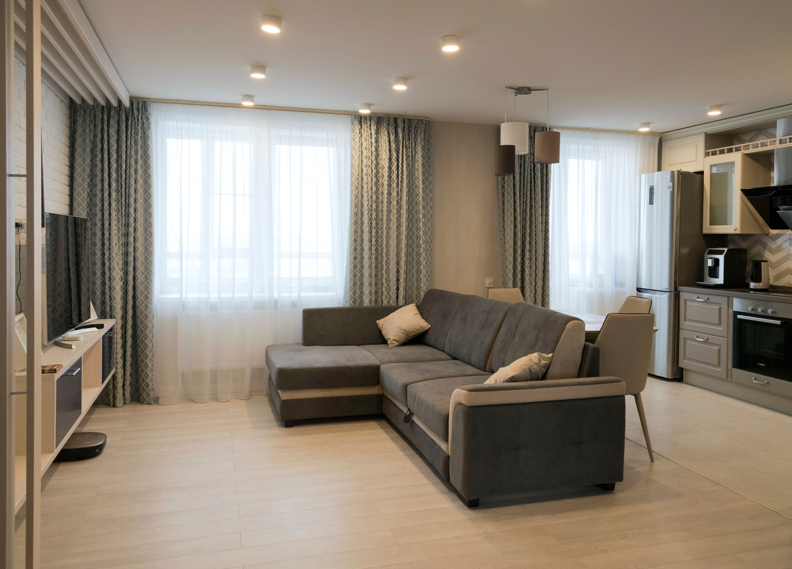 Прямые шторы в современном стиле.