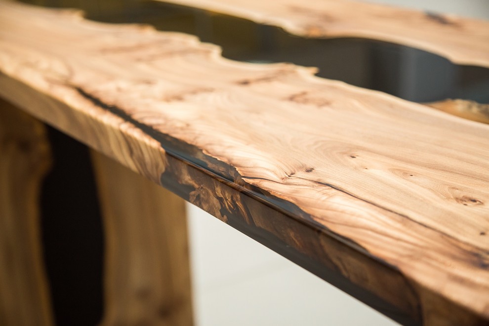 Барная стойка из Карагача с черной рекой