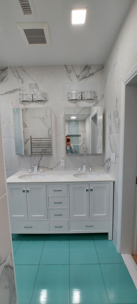 Inspiration pour une salle de bain design de taille moyenne avec un placard à porte shaker, des portes de placard blanches, WC suspendus, un carrelage blanc, des carreaux de porcelaine, un mur blanc, un sol en carrelage de porcelaine, un lavabo encastré, un plan de toilette en quartz, un sol vert, une cabine de douche à porte battante, un plan de toilette blanc, un banc de douche, meuble double vasque, meuble-lavabo sur pied et différents designs de plafond.