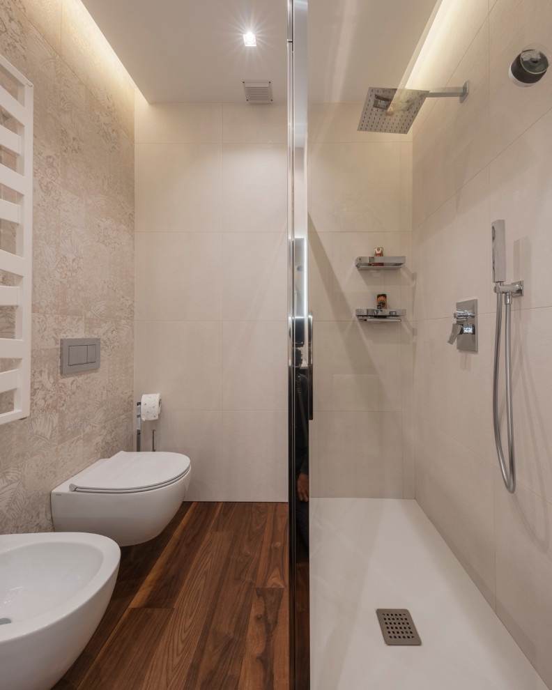 Свежая идея для дизайна: ванная комната среднего размера в стиле модернизм с плоскими фасадами, бежевыми фасадами, угловым душем, раздельным унитазом, розовой плиткой, керамогранитной плиткой, белыми стенами, темным паркетным полом, душевой кабиной, накладной раковиной, столешницей из искусственного кварца, коричневым полом, душем с раздвижными дверями, белой столешницей, тумбой под одну раковину, подвесной тумбой и многоуровневым потолком - отличное фото интерьера