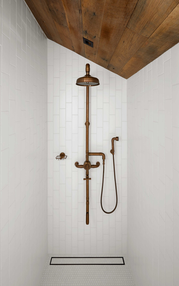 Immagine di una stanza da bagno stile rurale con doccia a filo pavimento, piastrelle diamantate e soffitto in legno