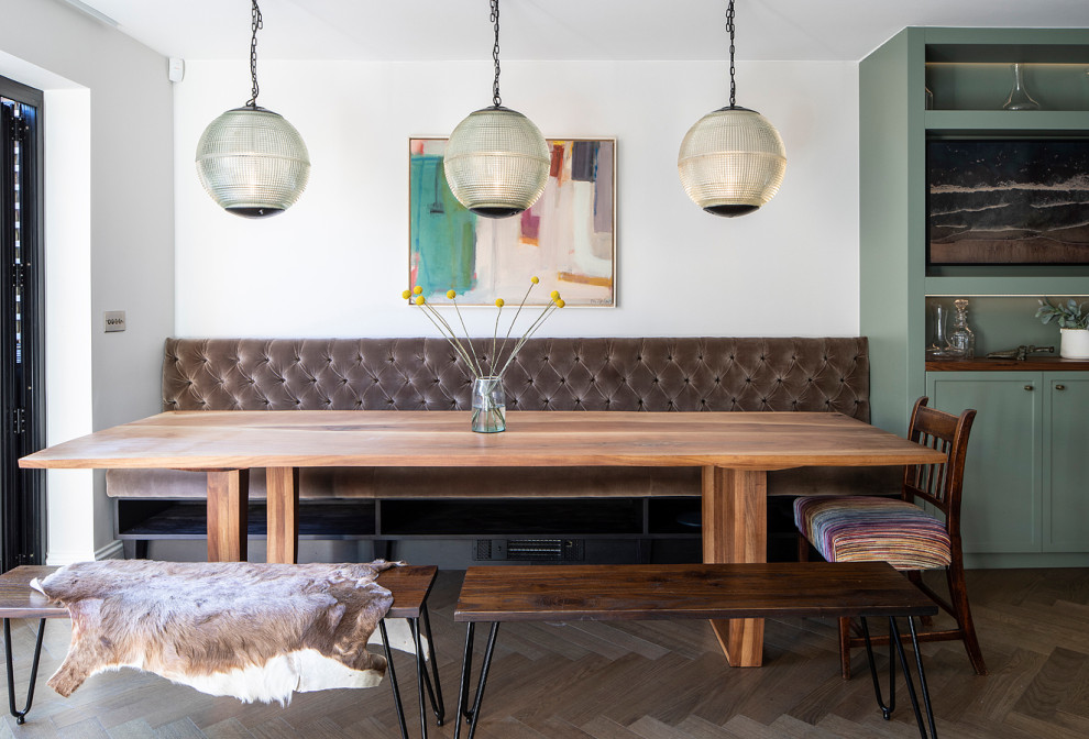 Aménagement d'une salle à manger ouverte sur le salon classique de taille moyenne avec un sol en bois brun, un sol marron et un mur blanc.
