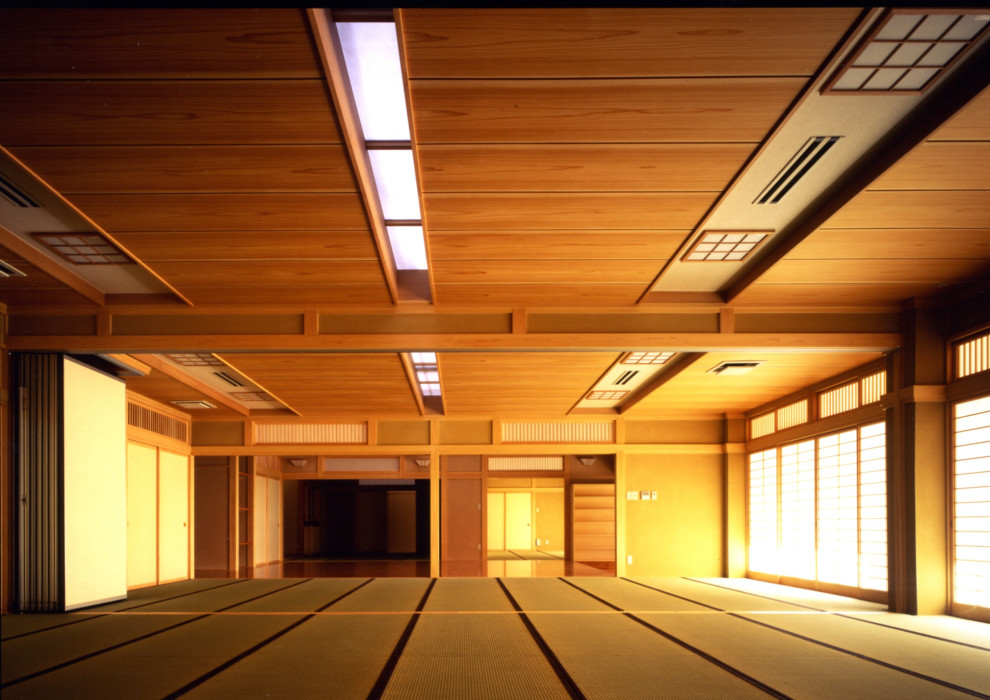 Foto de salón para visitas abierto asiático grande sin chimenea y televisor con paredes marrones, tatami, suelo verde y madera