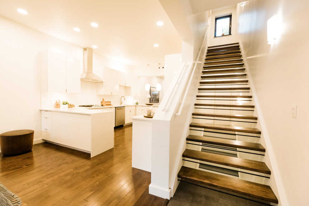 Large transitional home design photo