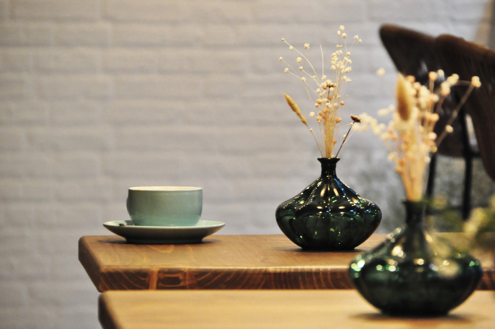 Imagen de comedor blanco rústico con con oficina, paredes blancas, suelo de baldosas de porcelana y ladrillo