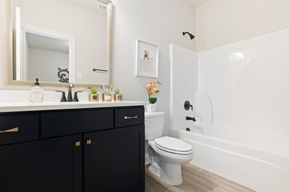 Inspiration for a mid-sized traditional 3/4 bathroom in Other with grey walls, light hardwood floors, granite benchtops, beige floor, white benchtops, a single vanity, a built-in vanity and black cabinets.