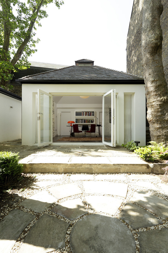 Cette image montre un abri de jardin attenant design de taille moyenne avec un bureau, studio ou atelier.