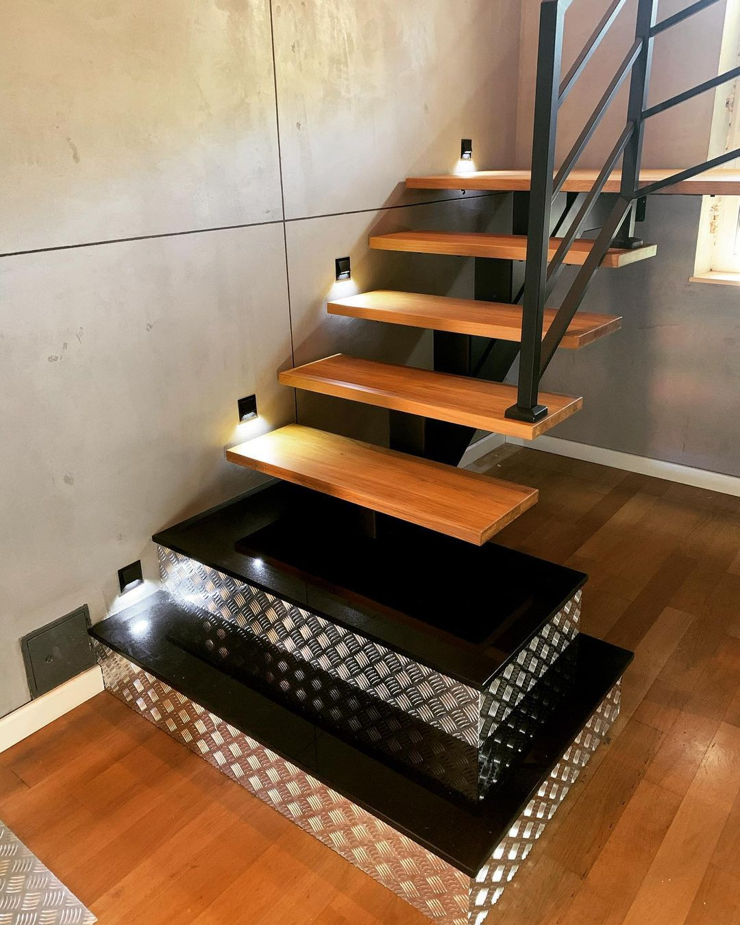 Поворотная лестница на монокосоуре