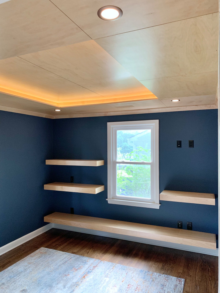 Immagine di una camera degli ospiti tradizionale di medie dimensioni con pareti blu, pavimento in legno massello medio e soffitto ribassato
