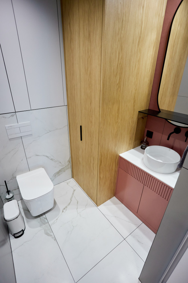 Bild på ett mellanstort funkis toalett