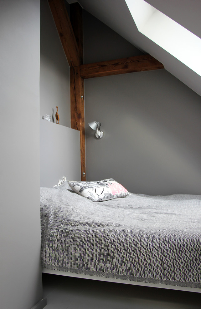 Wohnzimmer ohne Kamin With grauer Wandfarbe and Betonboden in Berlin