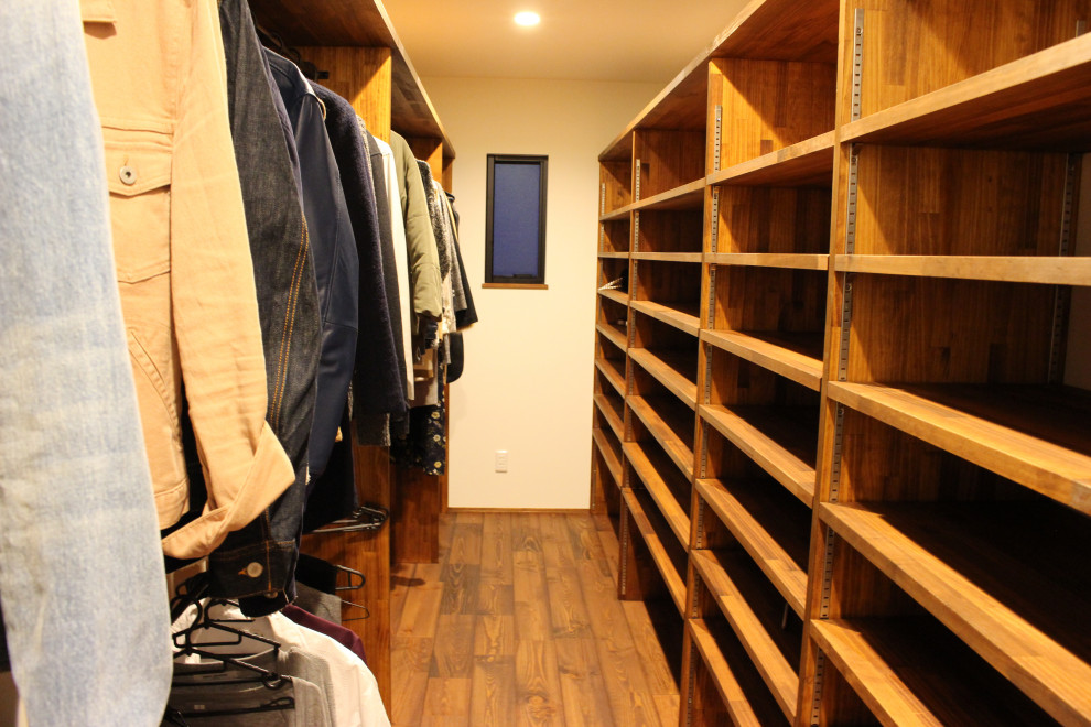 Inspiration for an industrial closet remodel in Nagoya