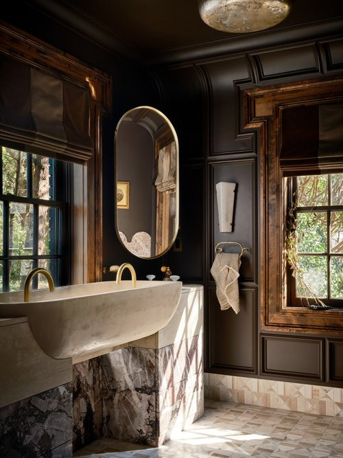 Foto de cuarto de baño principal, doble y a medida tradicional renovado de tamaño medio con paredes marrones, encimera de granito, encimeras blancas, suelo con mosaicos de baldosas, lavabo de seno grande y panelado