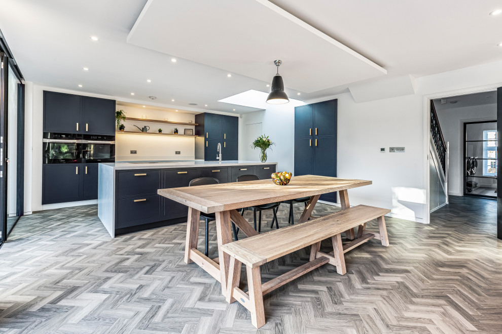 Idée de décoration pour une salle à manger ouverte sur la cuisine design de taille moyenne avec un mur blanc, un sol en vinyl et un plafond décaissé.