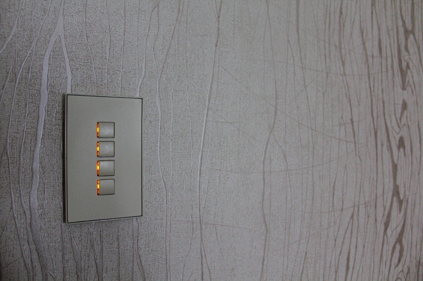 В гостиной - свет, музыка с одного выключателя