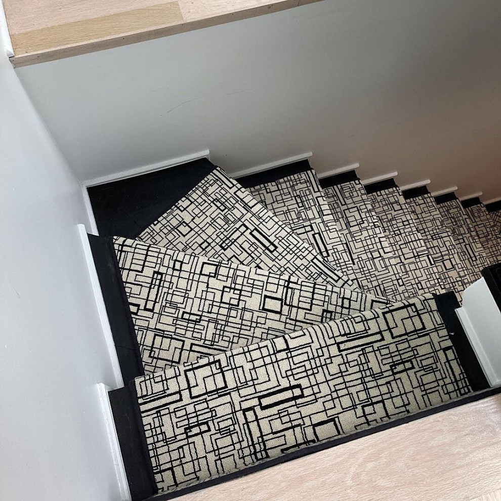 Gewendelte Stilmix Treppe mit Teppich-Treppenstufen und Holzdielenwänden in Philadelphia