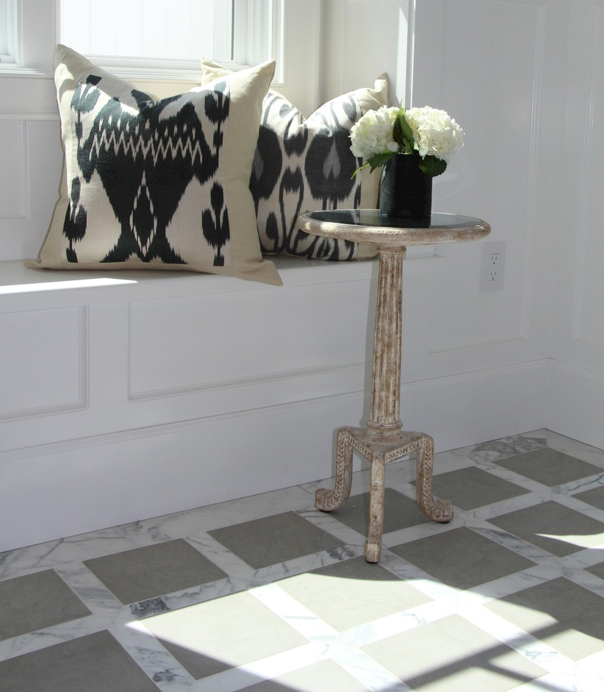 Example of a transitional entryway design in Orange County