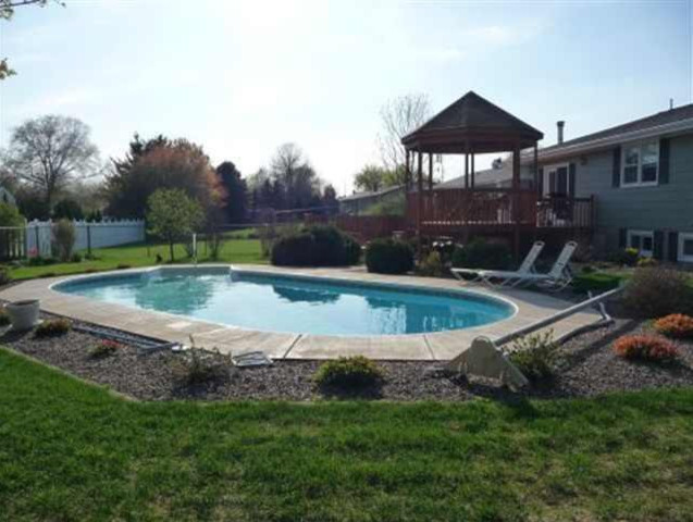Example of a backyard concrete and round pool design