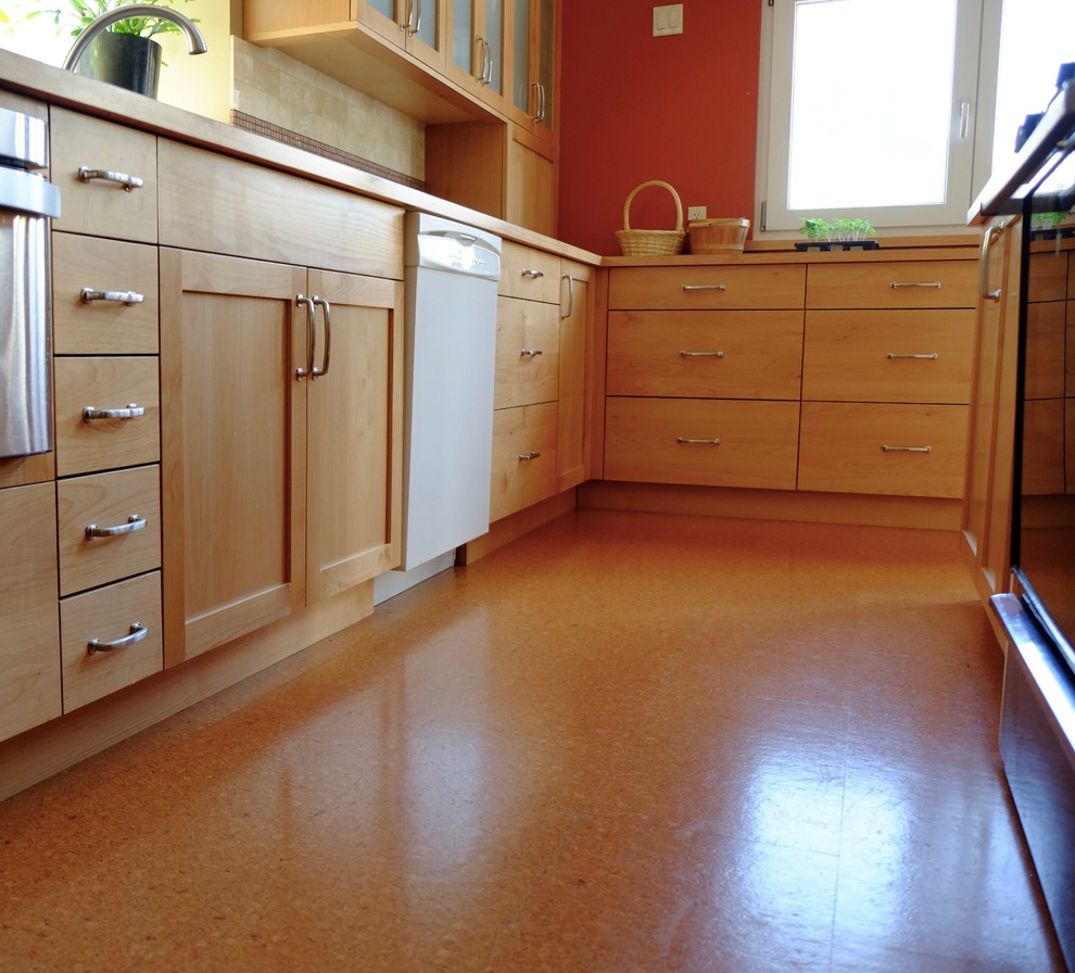Kitchen - transitional kitchen idea in Calgary