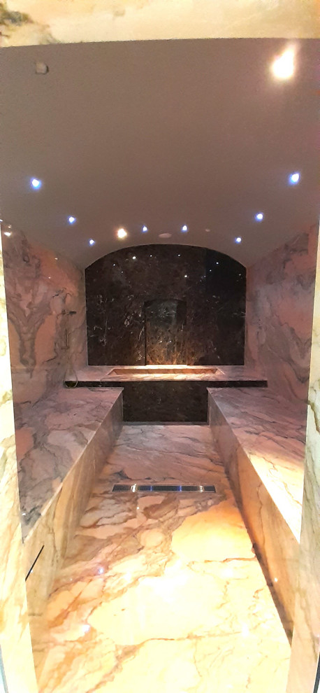 Idee per una grande stanza da bagno minimal con piastrelle di marmo, pavimento in marmo e soffitto a volta