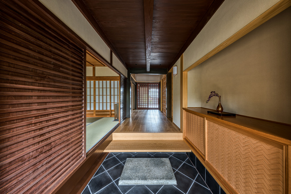 京都にあるアジアンスタイルのおしゃれな玄関の写真