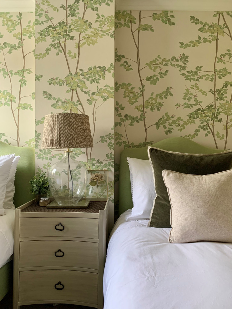 Modelo de habitación de invitados clásica pequeña con paredes verdes, moqueta, suelo beige y papel pintado