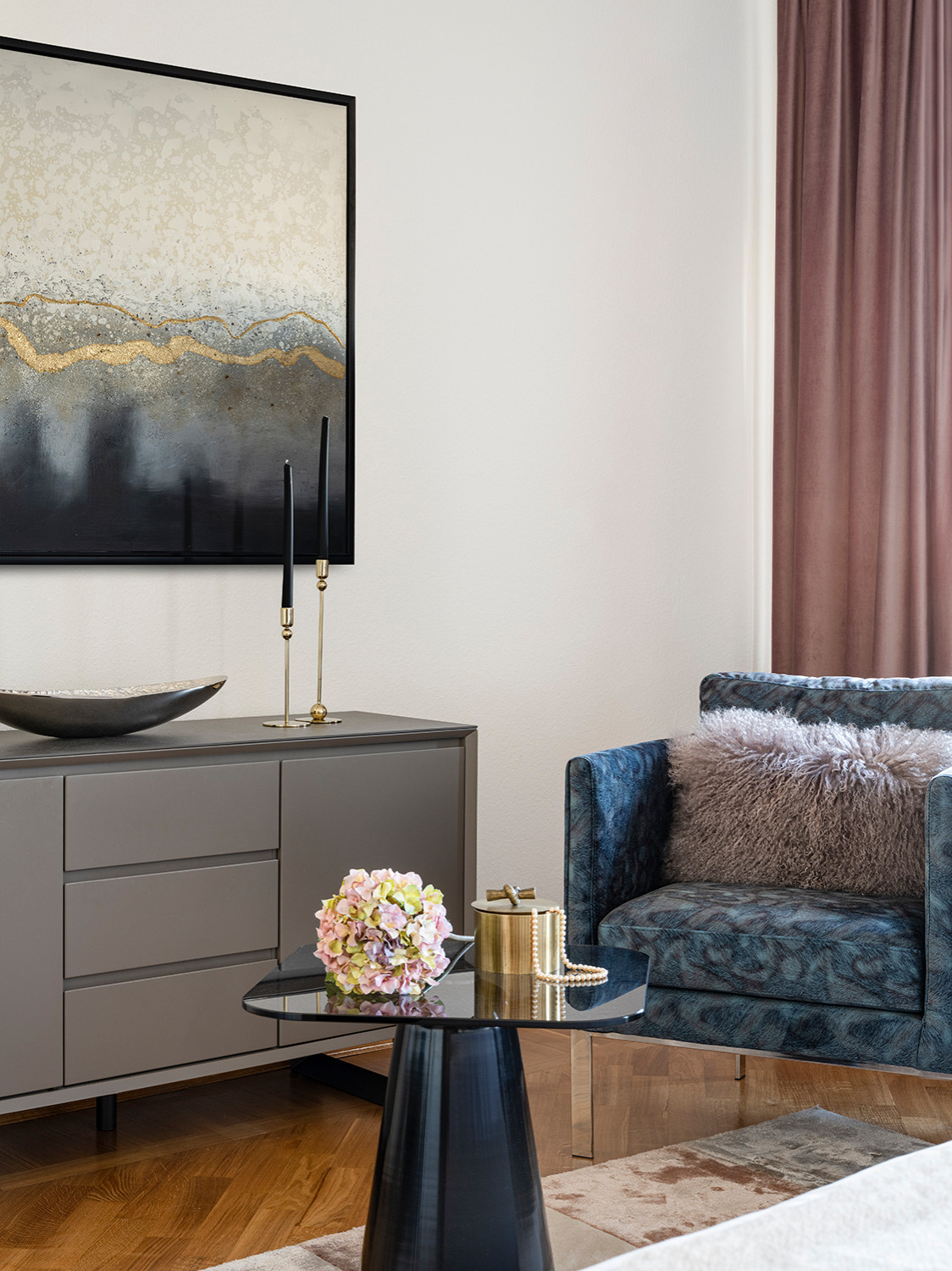 Квартира в синих тонах с видом на Храм Христа Спасителя