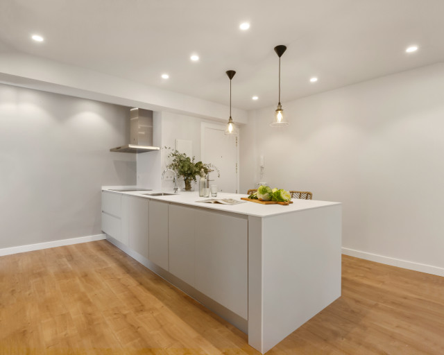Una reforma limpia y minimalista contemporaneo-cocina