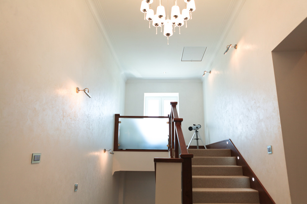 Коттедж: классический интерьер в бежевых  оттенках